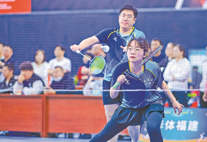 完美对战平台-挥拍展风采|羽毛球|泉港|金龙鱼|精英赛|选手_新浪体育_新浪新闻